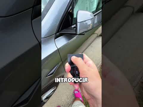 El hombre encontró una tarjeta Tesla en el suelo.
