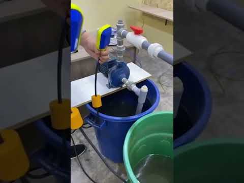 Instalación de electroniveles con una bomba de agua.