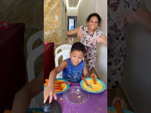 Mamãe escolheu o prato de salsicha ￼#food #comida #maeefilho #comedymemes