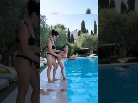 Xui em gái tàn tật nhảy xuống hồ bơi ( video giàn dựng để giải trí, tuyệt đối không làm theo video)