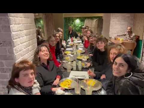 gabdhi ingiis ah oo u bogay xaniidka makhaayada damal1