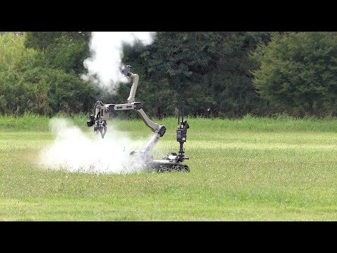 武器学校以外では見られない！　陸自の無人機UGVによる爆発物処理