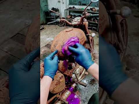شايب عمره ٩٠ يصلح اي سياره قديمه يرجعهه عروس شوف هاي سياره شسوه بيهه كمل الفيديو وشوف صدمه #fory