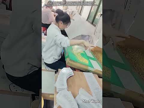 대량의 라인스톤을 직물에 빠르고 정확하게 입히는 공정 #worker #process #rhinestone #garment #factory