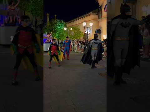 LA LIGA DE LA JUSTICIA BATMAN ROBIN SUPERMAN WONDER WOMAN #parquewarner #dcu