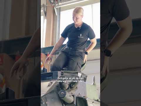 Hon är mekaniker på stridsfordon 90