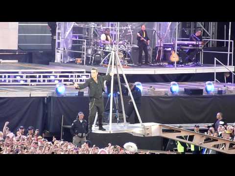 Progress Live 2011: Robbie Performs Feel At Glasgow (23 June)
