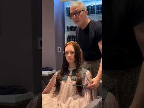 La ragazza pensava di avere i capelli lisci portandoli tutti lunghi pari , un taglio scalato