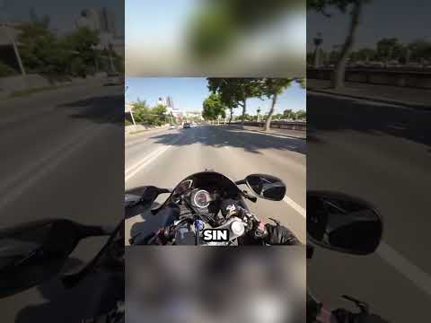 Su madre lo castiga tras hacer un caballito
