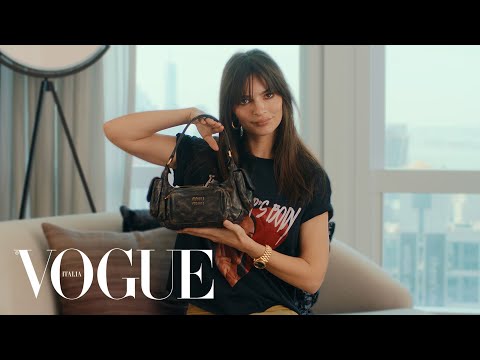 Emily Ratajkowski rivela cosa custodisce nella sua borsa | Vogue Italia