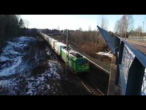 Green Cargo Re Godståg passerar genom Deje