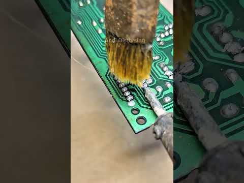The old way of removing ICs before the advent of desoldering pumps #tips #desoldering #electronic