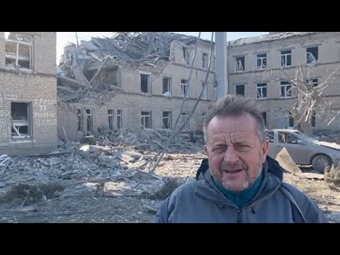 Tra le macerie di un ospedale bombardato dai russi a Selydove, in Ucraina