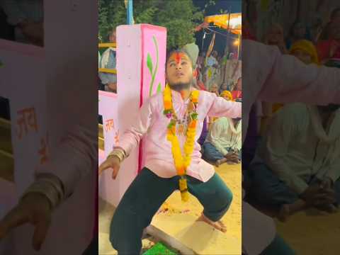 हनुमान जी महाराज आते ही इन बाबा का पैर का कड़ा हिलने लग जाता है। 😱