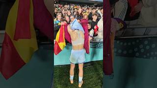 Aitana Bonmatí giving her jersey to a kid🥺❤️😇