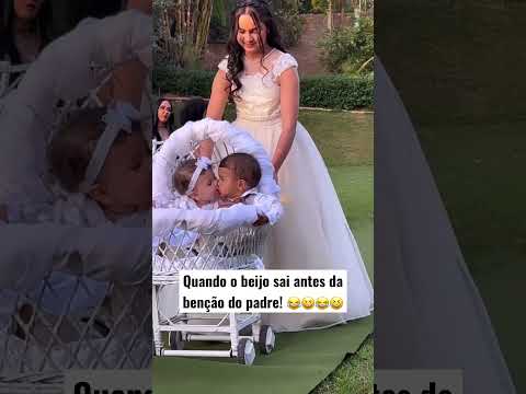 Quando o beijo sai antes da benção do padre! Haha 😆 • Que fofurinhas! 😆
