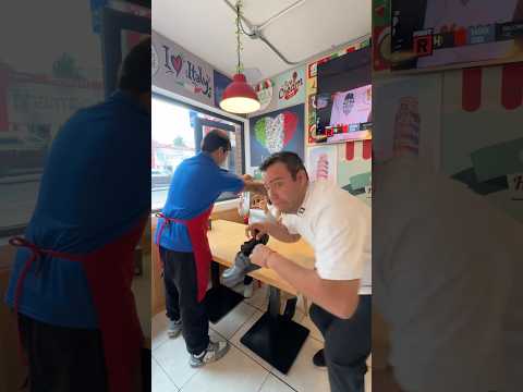 Le robé sus zapatos a un niño para un helado