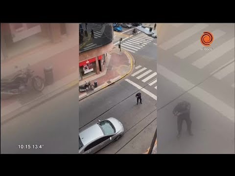 👮Policía se paró con su arma delante de un auto con delincuentes🚓
