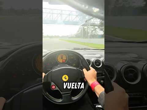 Le salió humo al Ferrari en pista 😔
