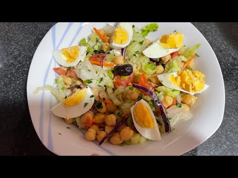 Ensalada de garbanzos muy fácil , saludable y fresquita.