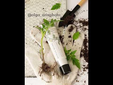🌿💚 Nature meets skincare in a beautifully styled scene.📸: @olga_arisphoto  #skincare #photography