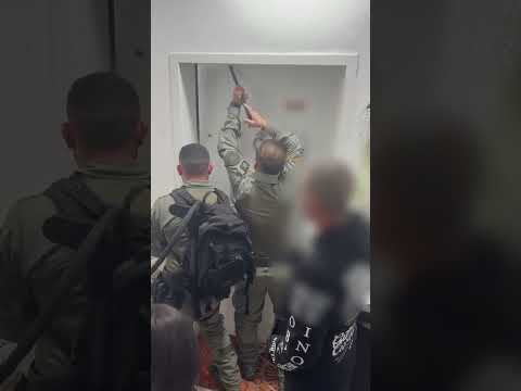 הצפון הפרוע: השוטרים פרצו לדירת הנאשם וחשפו אקדח מוסלק בשידה הצמודה למיטתו