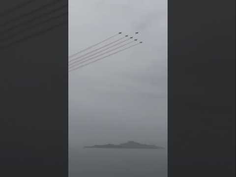明日こそ！ブルーインパルスはこんな雨でも飛んだことがありますよ！雲の高さと規定の視界が確保できれば雨でもドン曇りでもブルーインパルスは飛べます！