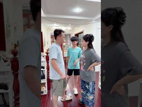 熊孩子今天有点漏风啊😂真的是看热闹不嫌事大😡#万万没想到 #意想不到的结局 #我家臭小子 #逗比夫妻日常 #调皮捣蛋的小家伙 #funny #结果出乎意料 #搞笑