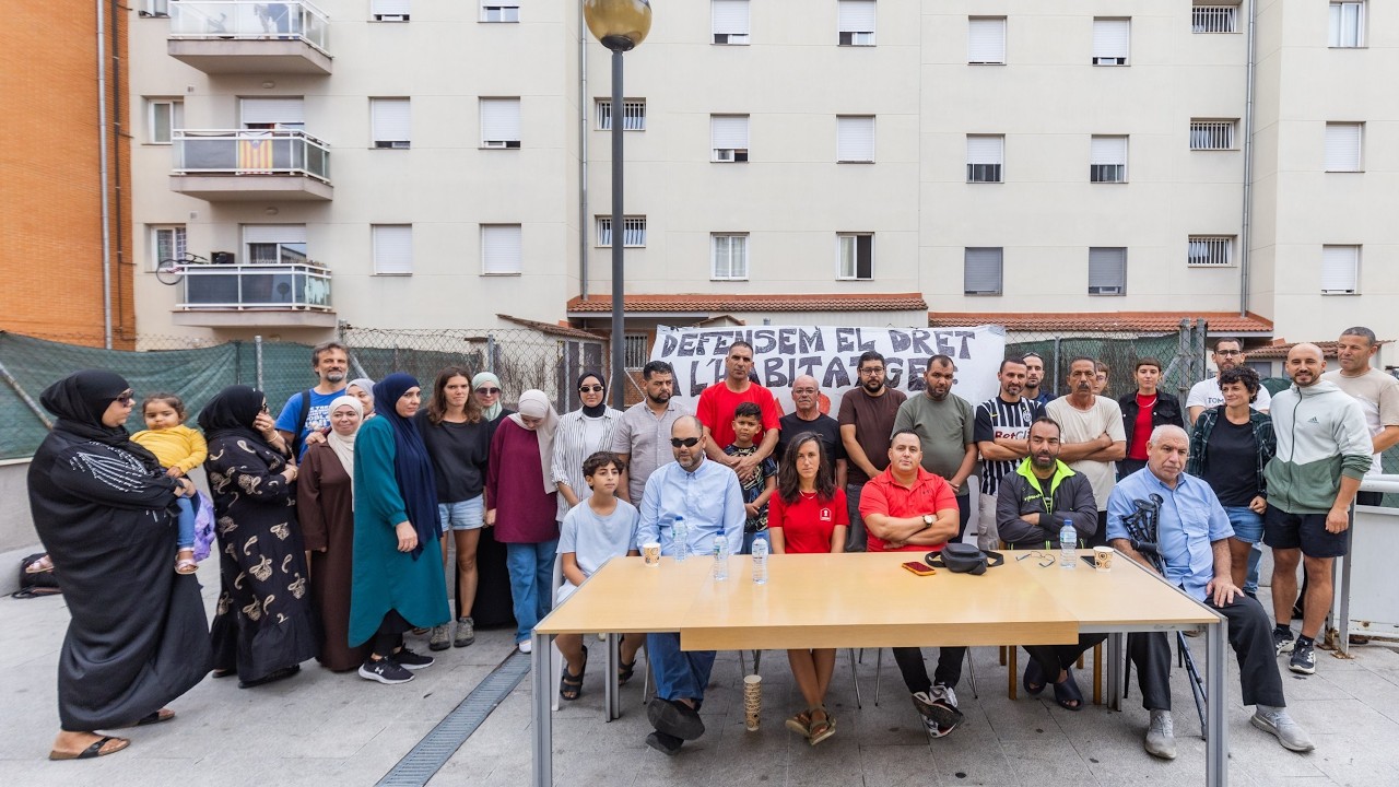 Veïns i veïnes dels blocs del carrer Òmnium Cultural de Vic denuncien que els volen desnonar