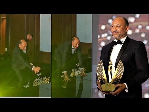 لحظة سقوط المعلم سيد العمدة لحظة تكريمه عن مسلسل جعفر العمدة .. والمذيعة : انا حسدتك ولا ايه !