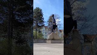 Handstand auf einer Skulptur #Handstand ##calisthenics #parkour #erfuhrt