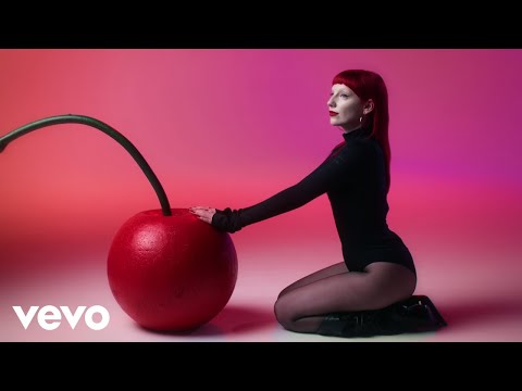 Sophie and the Giants – Bad Friends (Official Video)