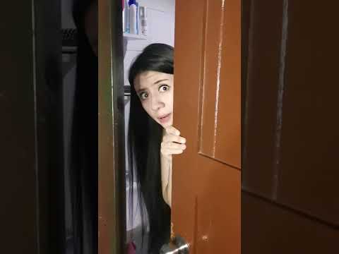 Que manera tan rara de lavar el baño😒🤔 #shorts #bromas #humor #colombia #youtube #fyp #comedy