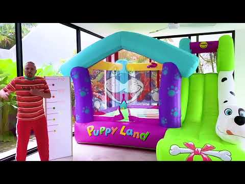 Alicia y Eva - sus juegos con papá en el trampolín