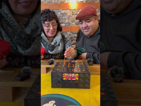 Juega Wack A Balloon con nosotros! ¿Quién tronará el globo? #juegosdemesa #boardgames #fun #shorts