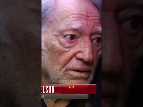 Willie Nelson <strong>and</strong> <strong>his</strong> acoustic guitar “Trigger” won’t retire apart