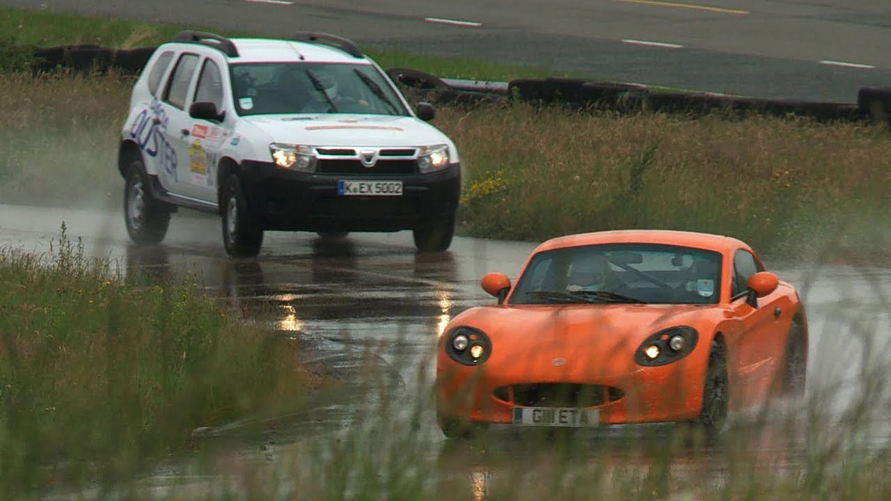 World's most unusual race - Dacia Duster vs Ginetta G40R