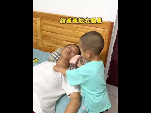 让你大白天睡觉，给你拿块带冰的肉清醒一下#爸爸带娃 #人类幼崽成长记 #萌娃搞笑日常