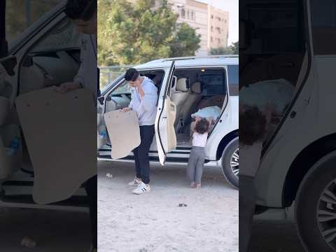 سرقت غطاء من سيارة الرجل لتدفئ اختها الصغيرة العاجزة وعندما رأها الزجل فعل شيء صادم😭😭؟!
