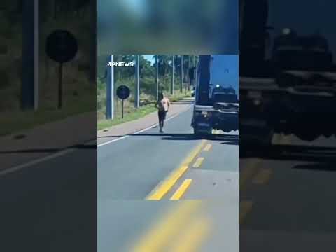 Caminhão arrasta carro após discussão entre motoristas na PR-423 #shorts