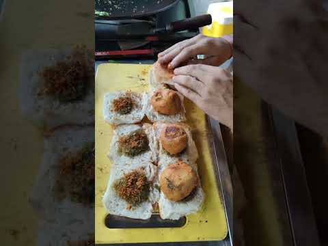 Mercedes wala Vada pav ?? | Famous Vada pav of delhi #shorts