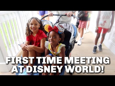 FIRST TIME MEETING AT DISNEY WORLD!!