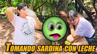 Tomando Sardina licuada con leche.🤢