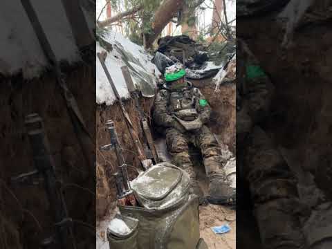 Воїн спить в окопі🇺🇦