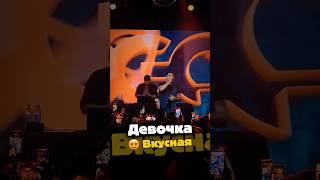 А ты чего сидишь такая грустная?
