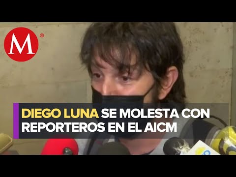 Diego Luna y Tavira arman zafarrancho en aeropuerto de CdMx: «¿Quieres que se quite?»