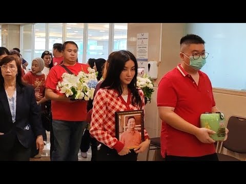 MOMEN SARWENDAH ANTARKAN LANGSUNG ABU SANG AYAH UNTUK DILARUNG