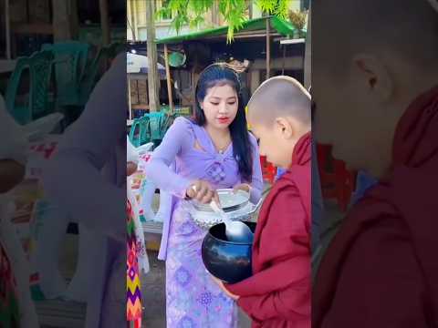 Mengapa Mangkuk Kosong Ditunggu Setiap Pagi? Sejarah dan Makna Ritual Alms Giving.