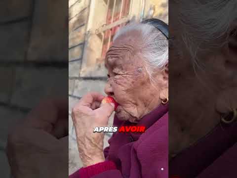 Cette grand-mère n'arrive pas à manger une fraise !🍓