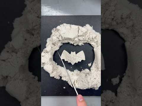 Kinetic Sand Bats: #kineticsand #bats #crafts #diy #kidsactivities #creativeplay #shorts